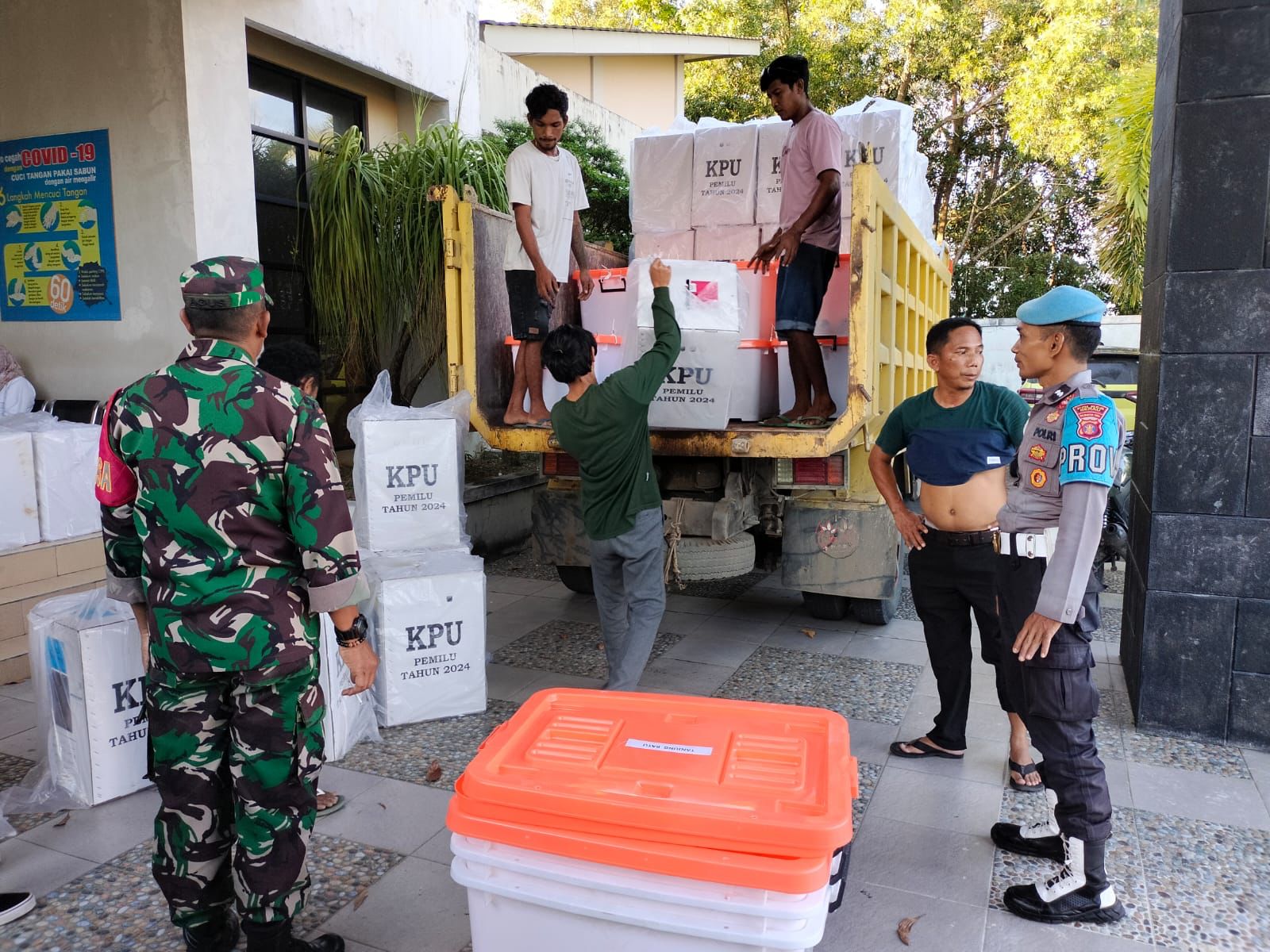 Pergeseran Logistik Pemilu 2024 dari Pulau Derawan Menuju Gudang KPU Tanjung Redeb