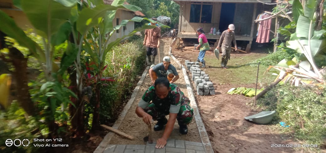 Tumbuhkan Semangat Gotong Royong, Babinsa Koramil 0102/Cadasari Batu Warga Pasang Paving Blok