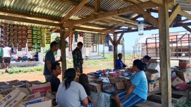 Babinsa Koramil 04/Tabundung Monitoring Harga Sembako Di Pasar Tradisional