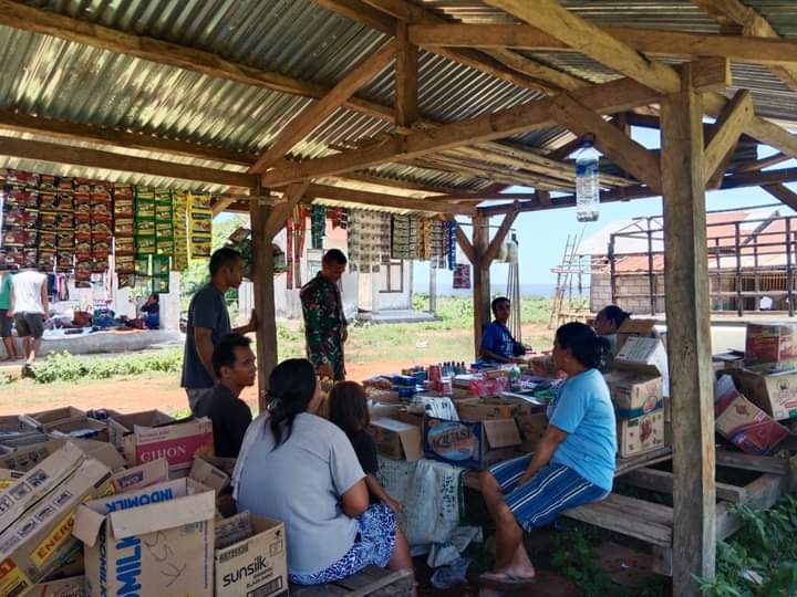 Babinsa Koramil 04/Tabundung Monitoring Harga Sembako Di Pasar Tradisional