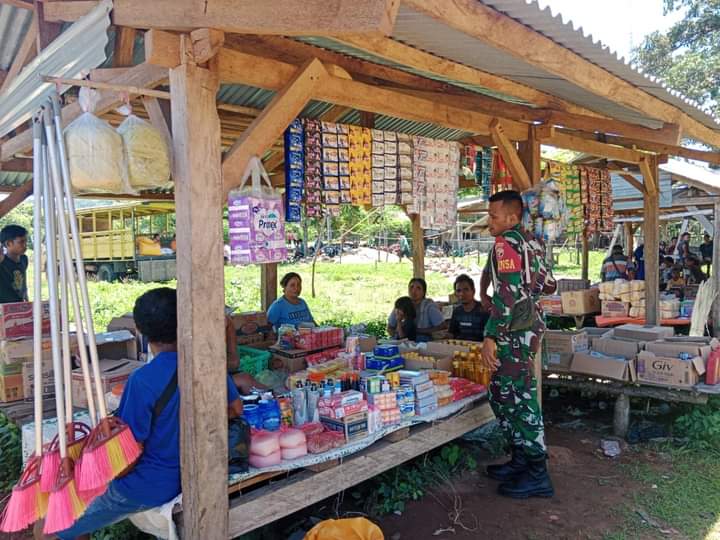 Babinsa Koramil 04/Tabundung Monitoring Harga Sembako Di Pasar Tradisional