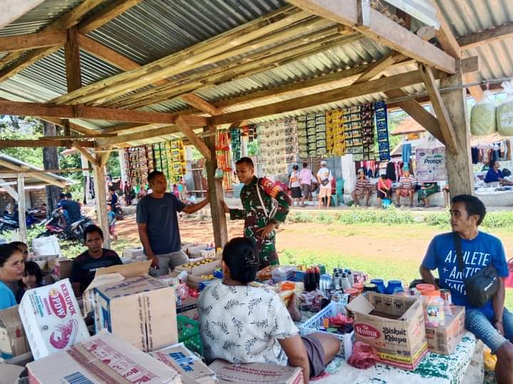 Babinsa Koramil 04/Tabundung Monitoring Harga Sembako Di Pasar Tradisional