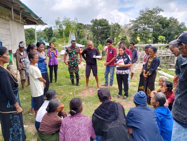 Pentingnya STBM, Babinsa Lewa Dampingi Petugas Kesehatan Sosialisasi Ke Warga