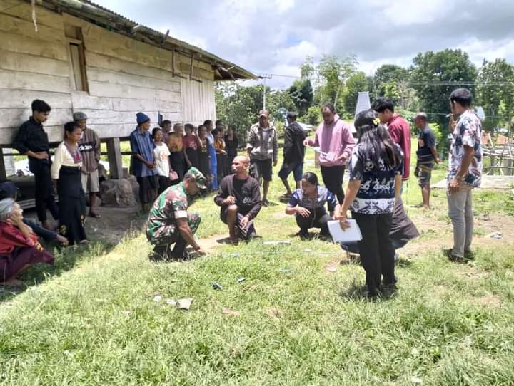 Pentingnya STBM, Babinsa Lewa Dampingi Petugas Kesehatan Sosialisasi Ke Warga