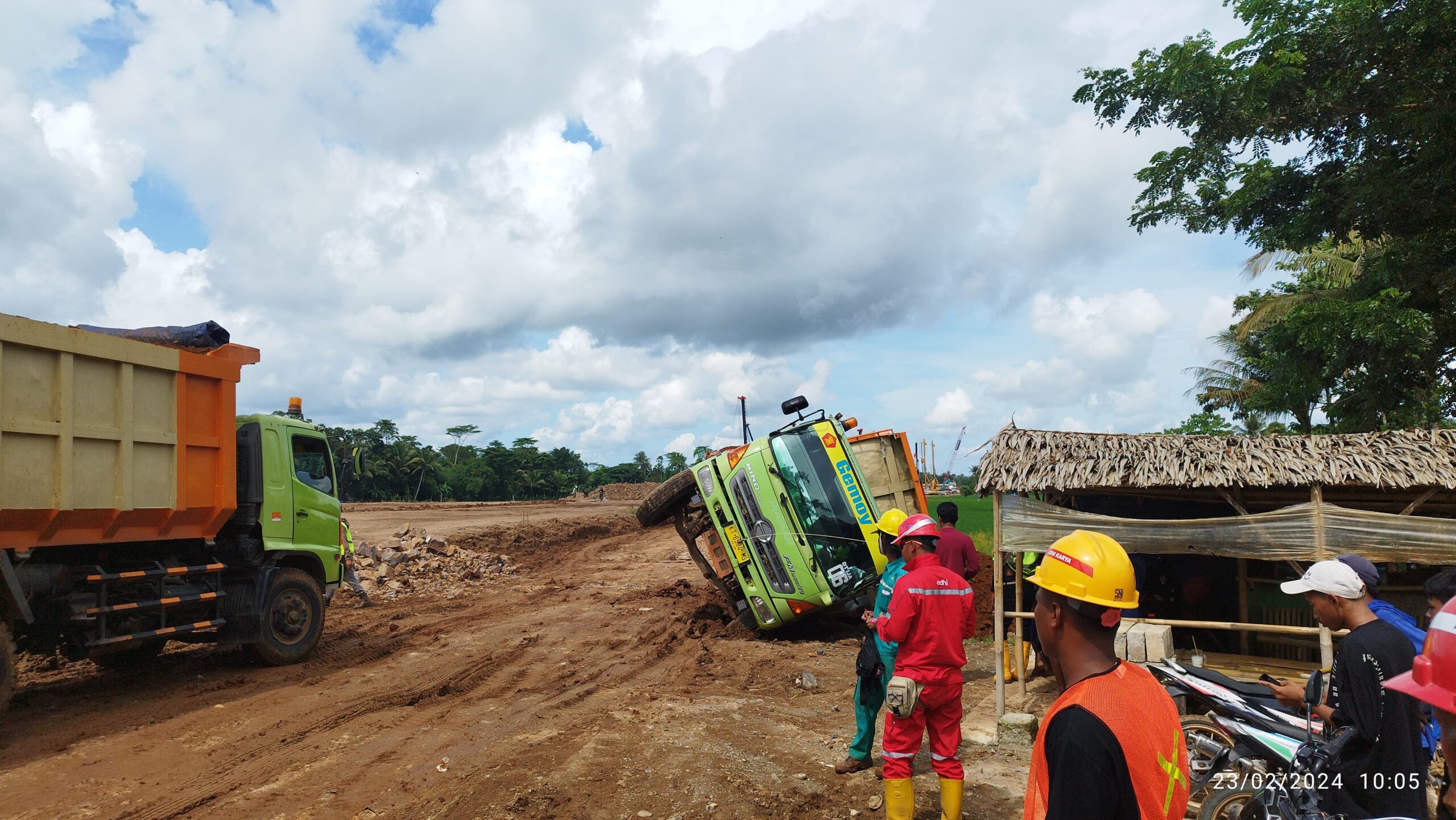 Truk Tronton Overload Pengangkut Tanah Merah Proyek Jalan Tol Serang-Panimbang PT Adhi Karya, Terguling.!