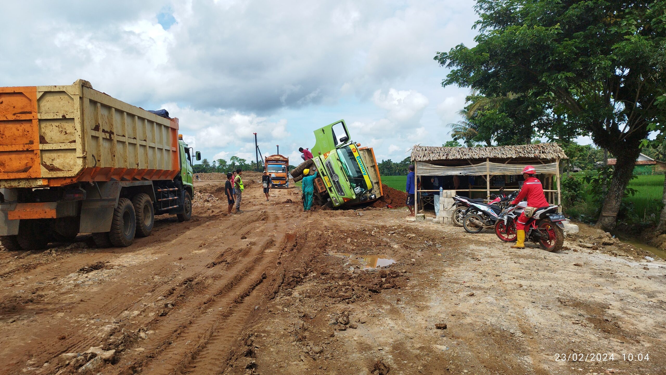 Truk Tronton Overload Pengangkut Tanah Merah Proyek Jalan Tol Serang-Panimbang PT Adhi Karya, Terguling.!