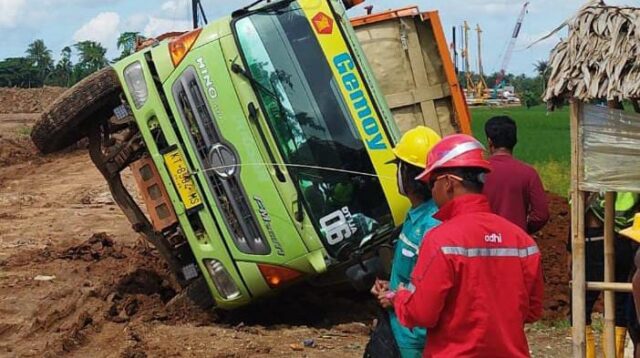 Truk Tronton Overload Pengangkut Tanah Merah Proyek Jalan Tol Serang-Panimbang PT Adhi Karya, Terguling.!