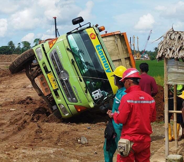 Truk Tronton Overload Pengangkut Tanah Merah Proyek Jalan Tol Serang-Panimbang PT Adhi Karya, Terguling.!