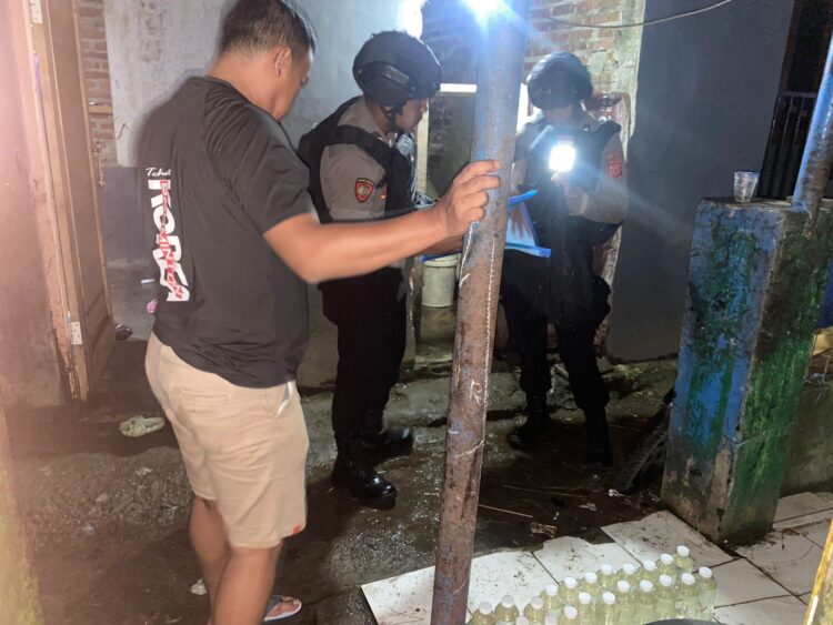 Perempuan Muda Pemilik Puluhan Botol Miras, Terjaring Operasi Penyakit Masyarakat (Pekat) Polres Tasikmalaya Kota