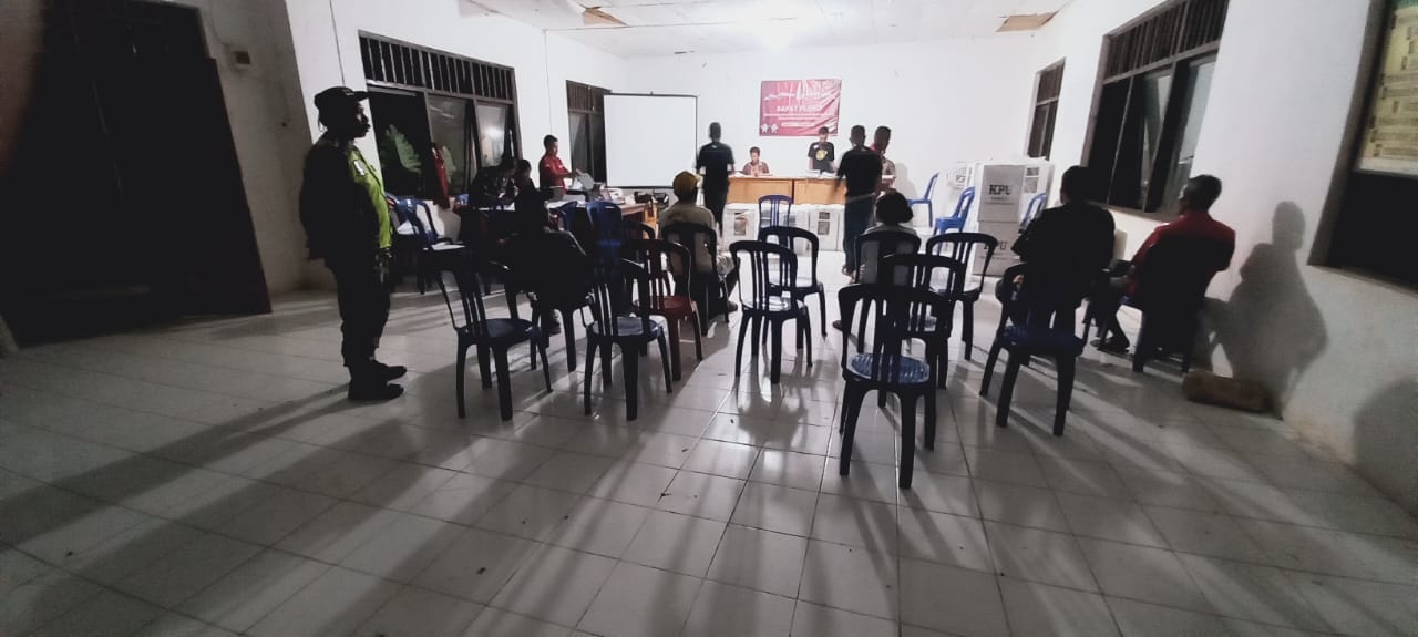Babinsa Koramil 04/Tabundung Monitoring Rapat Pleno Terbuka Rekapitulasi Pemungutan Suara Pemilu 2024 Kecamatan Pinupahar