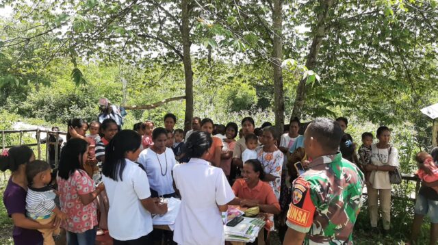 Cegah Penyebaran DBD, Babinsa Koramil 01/Lewa Dampingi Nakes Sosialisasi Penyebab dan Cara Mengatasi DBD