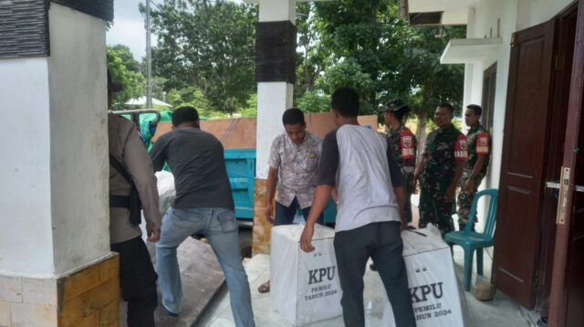 Babinsa Koramil 06/Karera Kawal Pengembalian Kotak Suara Pemilu Dari PPK Kecamatan Menuju KPU Kabupaten