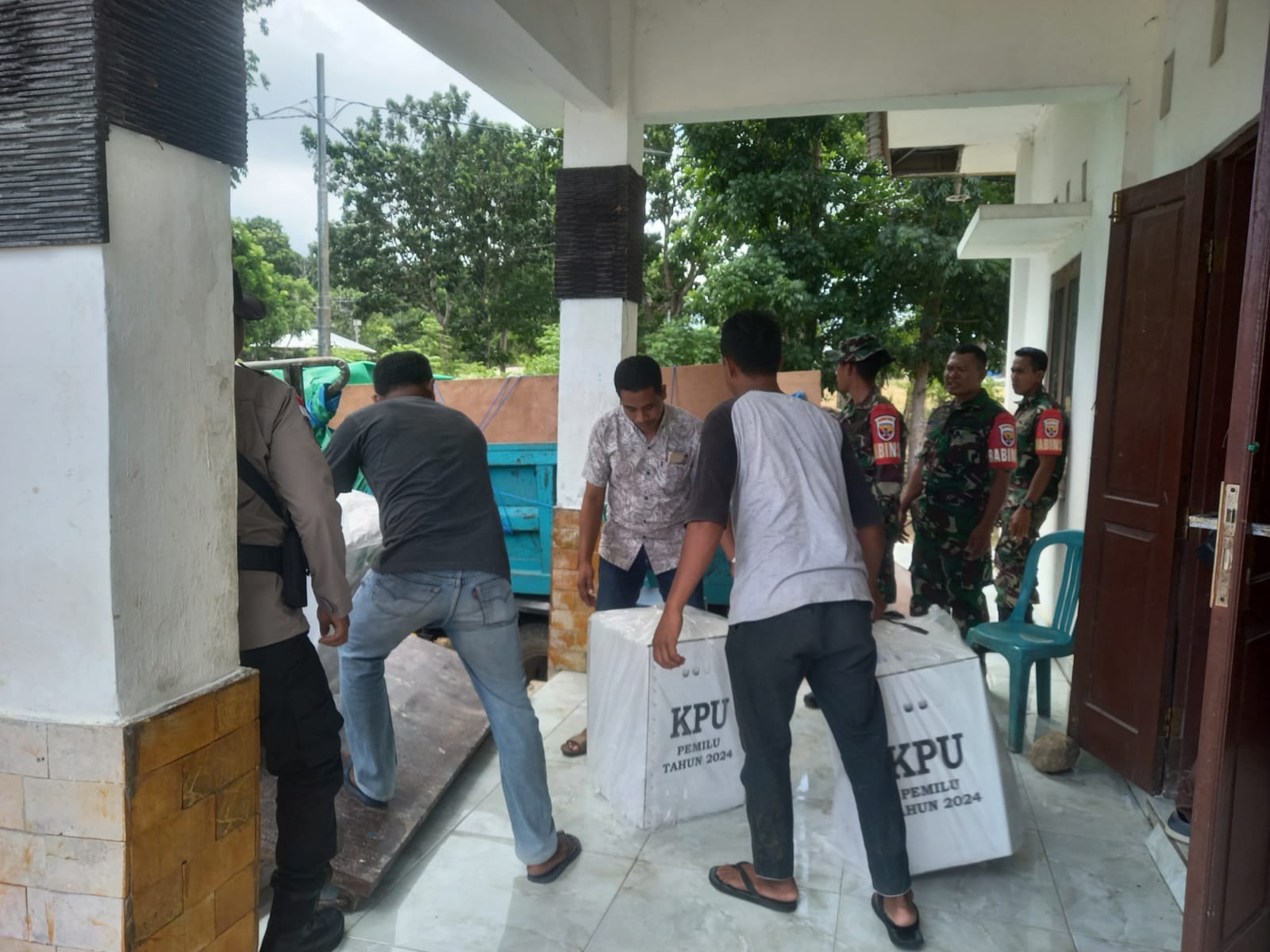 Babinsa Koramil 06/Karera Kawal Pengembalian Kotak Suara Pemilu Dari PPK Kecamatan Menuju KPU Kabupaten