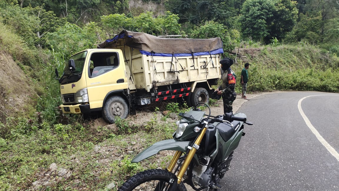 Babinsa Koramil 06/Karera Kawal Pengembalian Kotak Suara Pemilu Dari PPK Kecamatan Menuju KPU Kabupaten