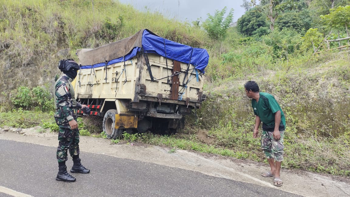 Babinsa Koramil 06/Karera Kawal Pengembalian Kotak Suara Pemilu Dari PPK Kecamatan Menuju KPU Kabupaten