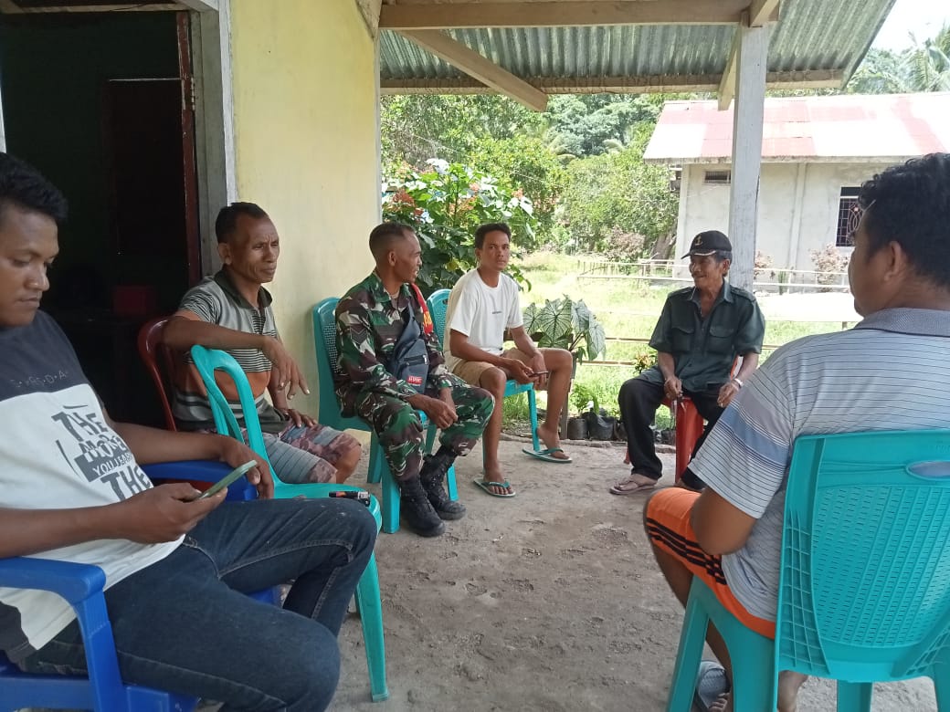 Di Hari Libur Babinsa Tetap Jalin Keakraban Laksanakan Komsos Bersama Warga Binaan