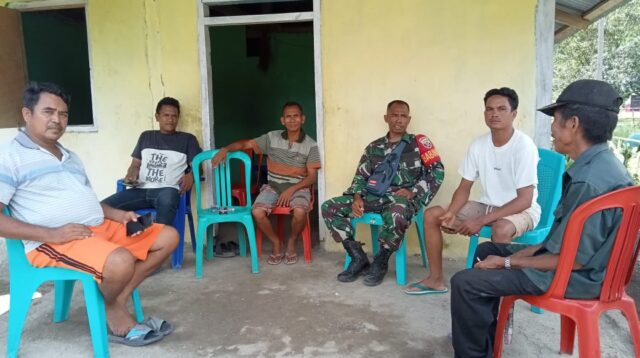 Di Hari Libur Babinsa Tetap Jalin Keakraban Laksanakan Komsos Bersama Warga Binaan