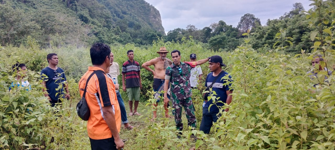 Babinsa Koramil 04/Tabundung Dan Babinkamtibmas Dampingi Pengukuran Tanah Warga Binaan