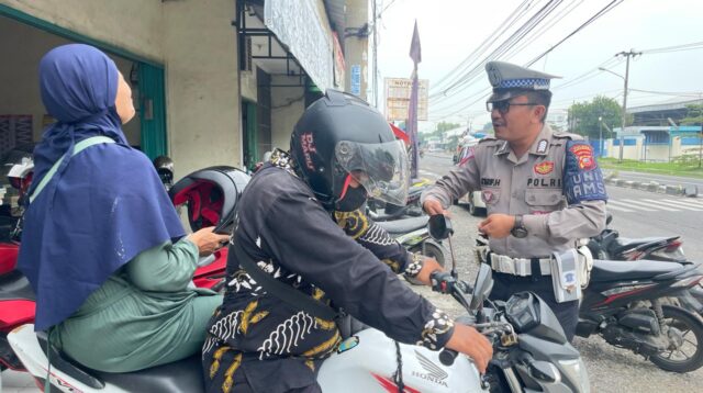 Satlantas Polres Karawang Ingatkan Pengguna Jalan untuk Jaga Keselamatan