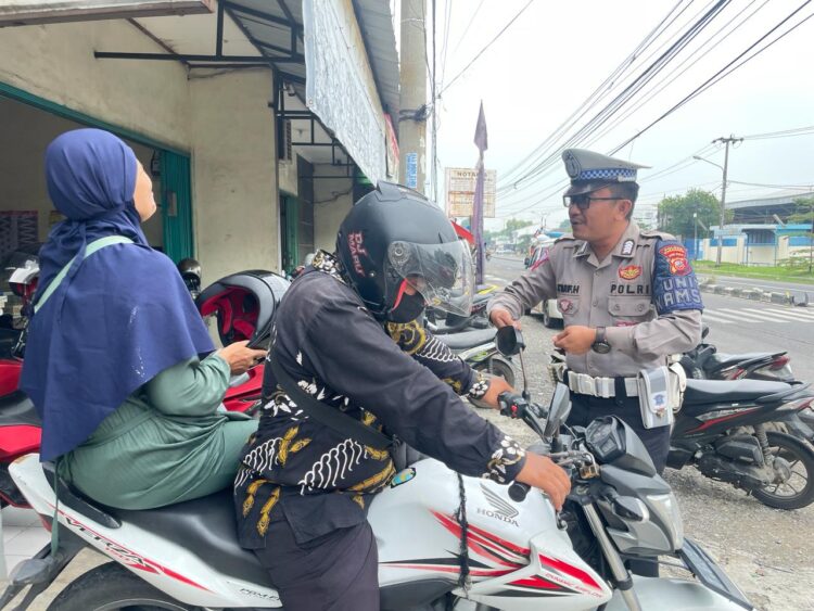 Satlantas Polres Karawang Ingatkan Pengguna Jalan untuk Jaga Keselamatan