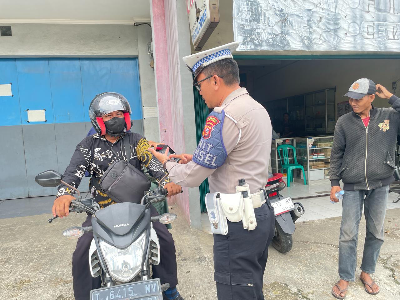 Satlantas Polres Karawang Ingatkan Pengguna Jalan untuk Jaga Keselamatan