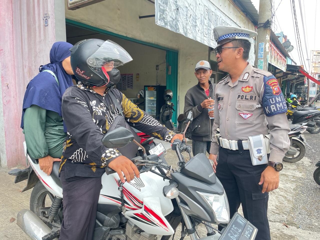 Satlantas Polres Karawang Ingatkan Pengguna Jalan untuk Jaga Keselamatan