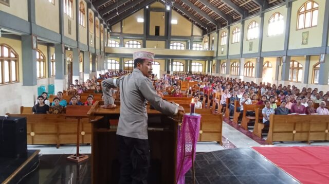 Minggu Kasih, Polsek Kuwus Berikan Pesan Damai Kepada Umat Gereja Katholik