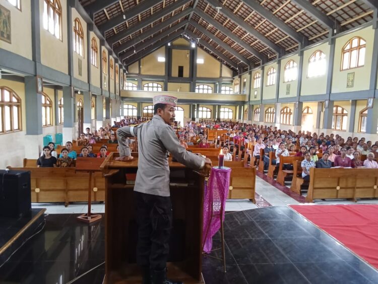 Minggu Kasih, Polsek Kuwus Berikan Pesan Damai Kepada Umat Gereja Katholik