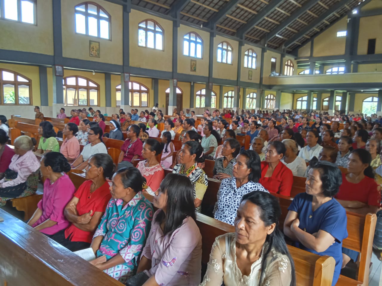 Minggu Kasih, Polsek Kuwus Berikan Pesan Damai Kepada Umat Gereja Katholik