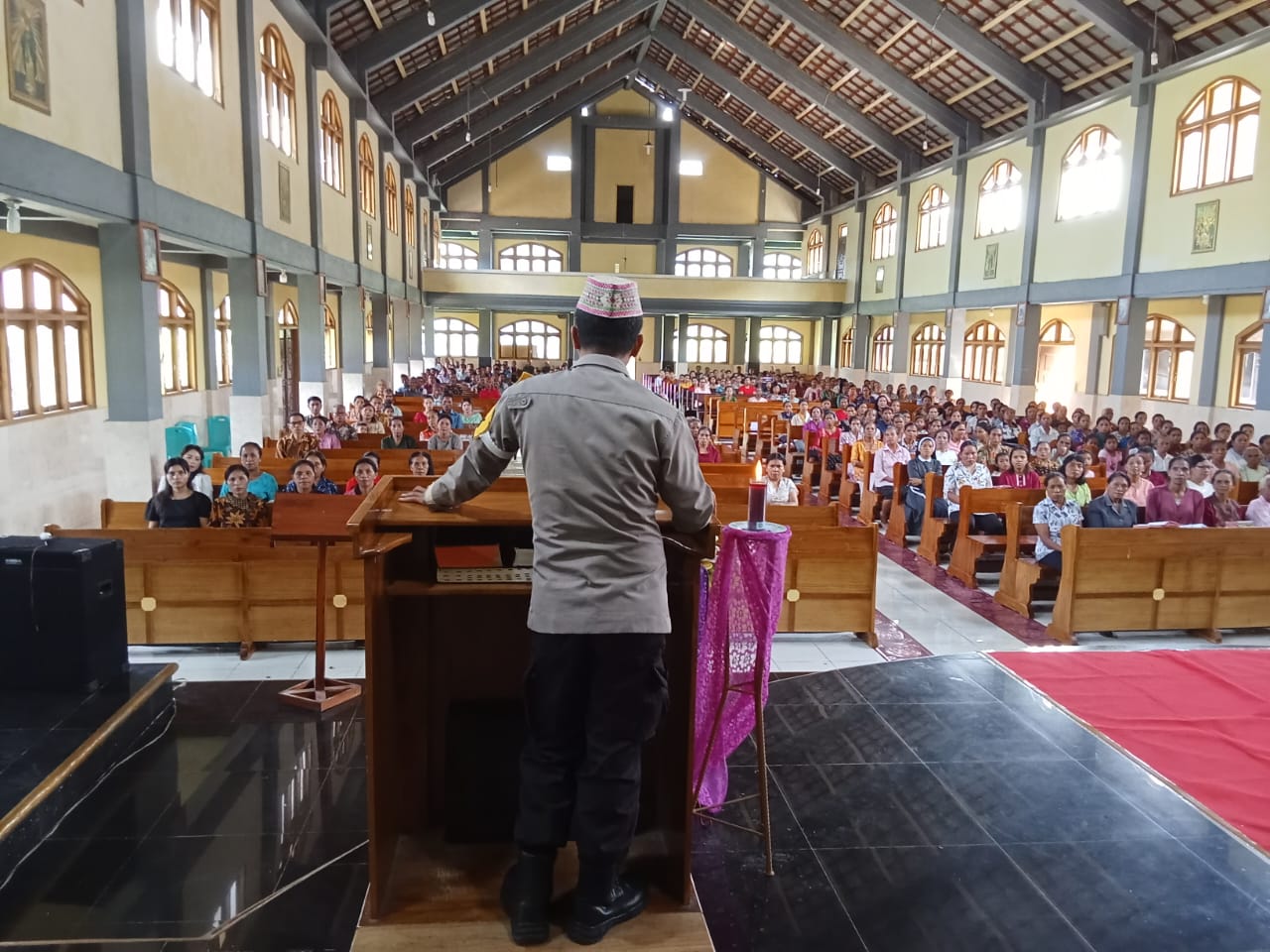 Minggu Kasih, Polsek Kuwus Berikan Pesan Damai Kepada Umat Gereja Katholik