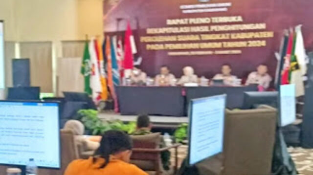 Rapat Terbuka Pleno Penghitungan Rekapitulasi Hasil Suara Pemilu 2024 Digelar KPU Karawang