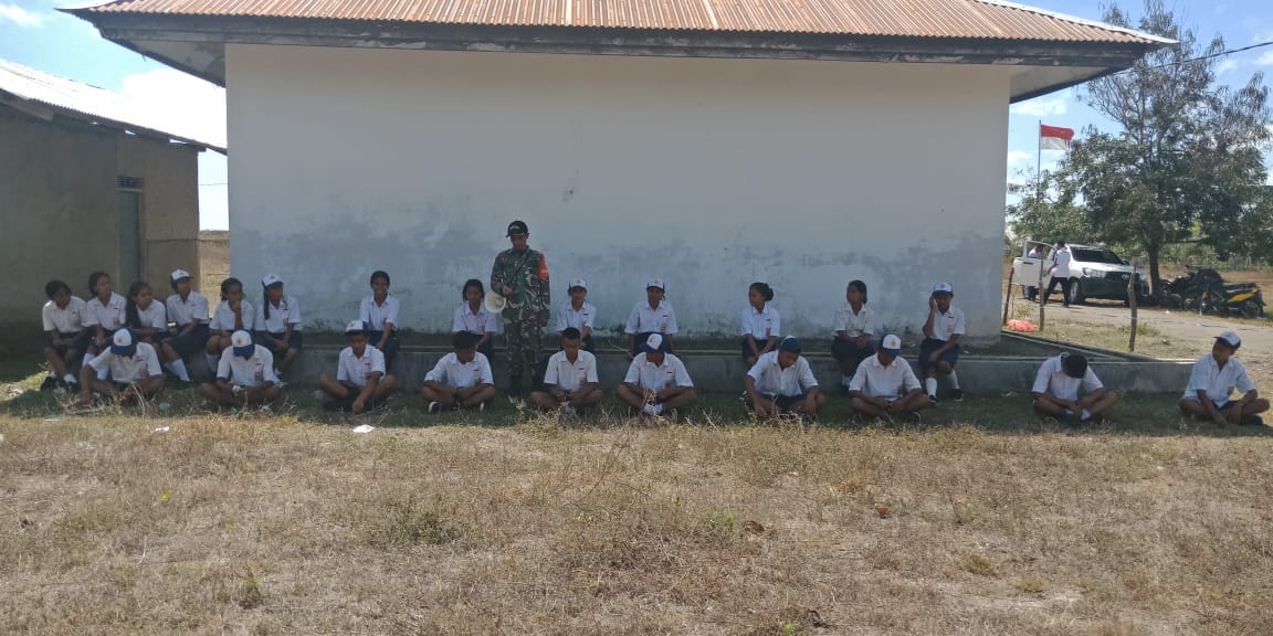 Babinsa Rindi Umalulu Bina Mental Pelajar Dengan Memberikan Pelatihan Peraturan Baris Berbaris