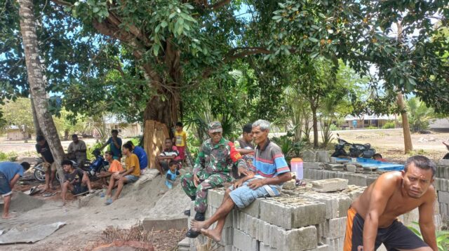 Wujudkan Manunggal TNI-Rakyat, Babinsa Bantu Warga Bangun Rumah