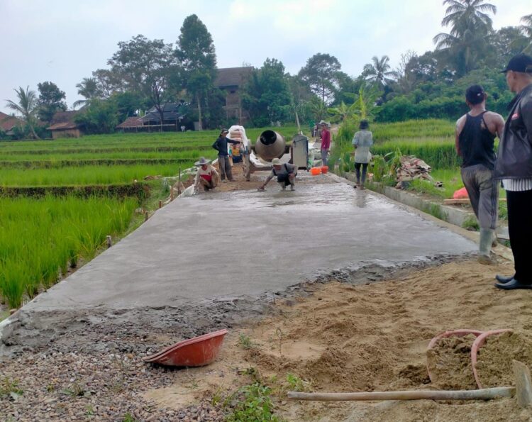 Pemdes Kaduronyok Kecamatan Cisata Melaksanakan Kegiatan Pembangunan jalan Tahap Satu Tahun Anggaran 2024