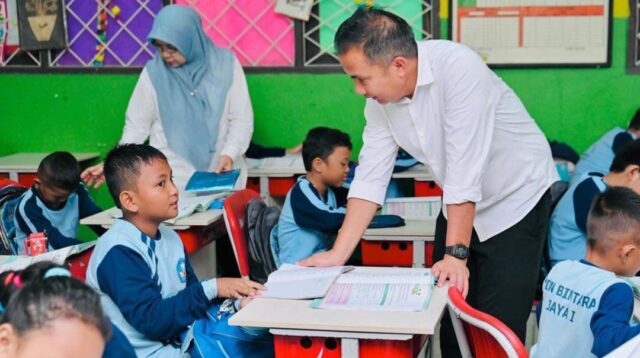 Berkunjung ke Sekolah Dasar di Bekasi, Bey Machmudin Ajak Siswa Berlomba dalam Prestasi