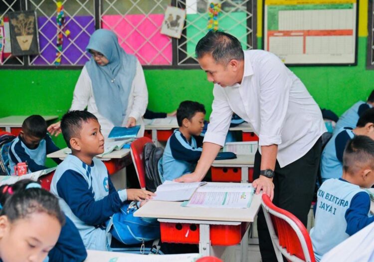 Berkunjung ke Sekolah Dasar di Bekasi, Bey Machmudin Ajak Siswa Berlomba dalam Prestasi Berkunjung ke Sekolah Dasar di Bekasi, Bey Machmudin Ajak Siswa Berlomba dalam Prestasi