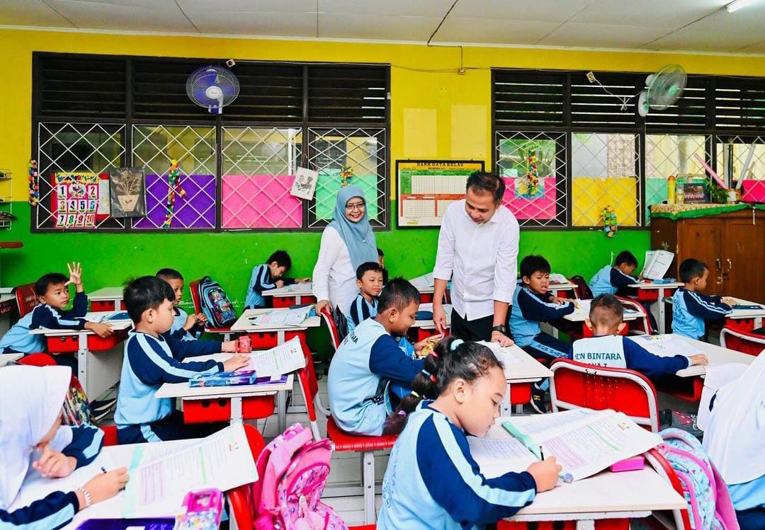Berkunjung ke Sekolah Dasar di Bekasi, Bey Machmudin Ajak Siswa Berlomba dalam Prestasi