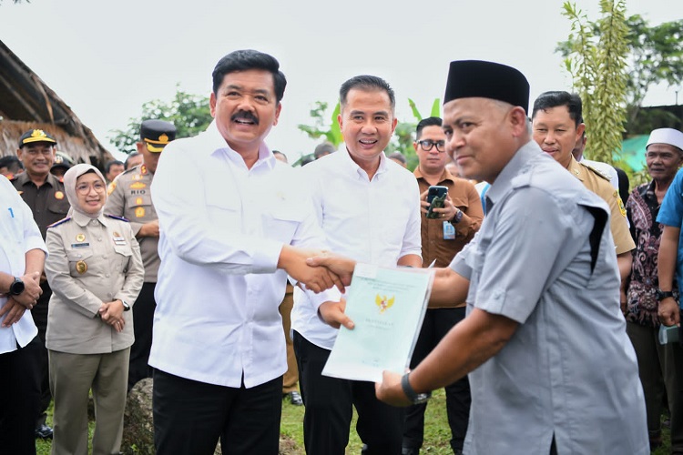 Bey Machmudin Dampingi Menteri Hadi Tjahjanto Bagikan Sertifikat Tanah Program PTSL di Bogor