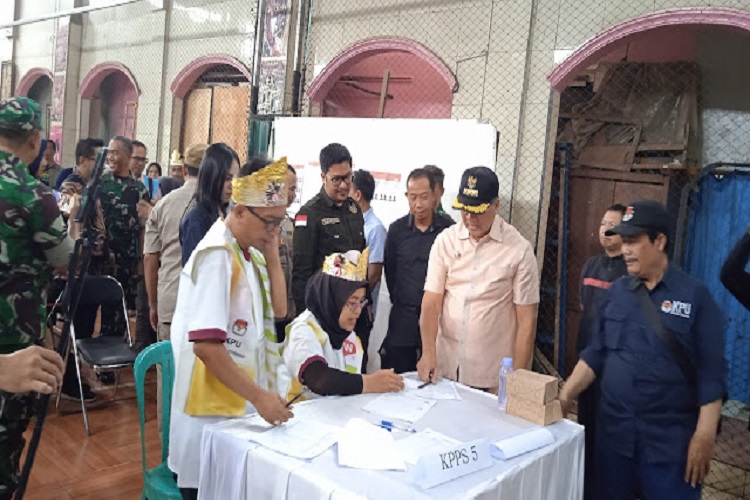 PJ Walikota Cimahi, Dicky Saromi Tinjau Simulasi Pemungutan dan Perhitungan Surat Suara Pemilu 2024