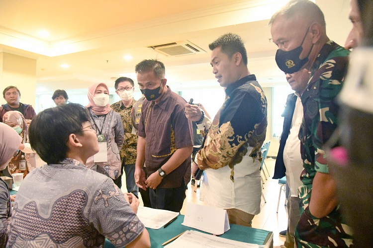 Bey Machmudin Tinjau Pencoblosan ke Sejumlah TPS Kota Bandung Bey Machmudin Tinjau Pencoblosan ke Sejumlah TPS Kota Bandung