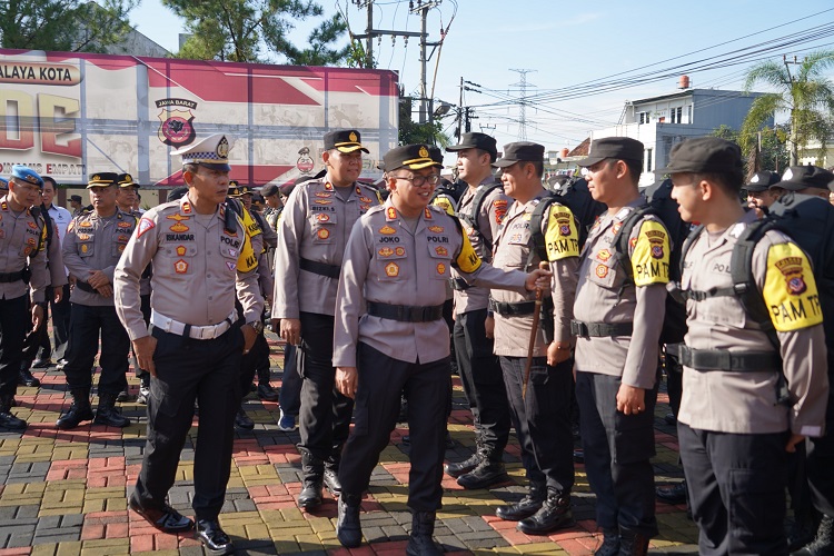 Kapolres Tasikmalaya Kota Pimpin Apel Pengecekan Perlengkapan Personil Pengamanan TPS Pemilu 2024