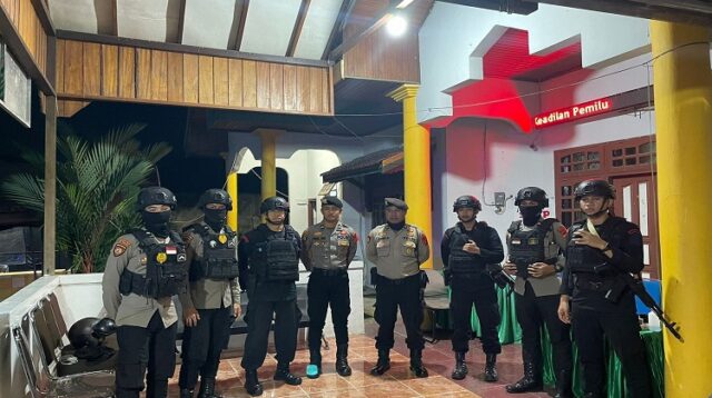 Patroli Gabungan Brimob dan Polres Berau Amankan TPS Pemilu 2024