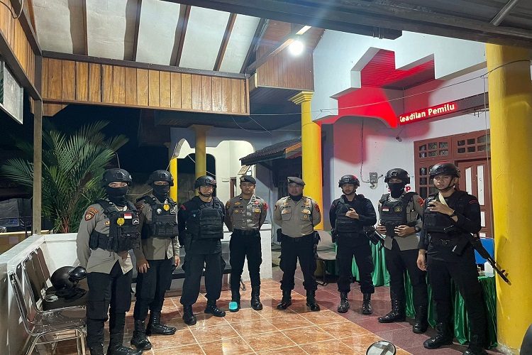 Patroli Gabungan Brimob dan Polres Berau Amankan TPS Pemilu 2024 Patroli Gabungan Brimob dan Polres Berau Amankan TPS Pemilu 2024