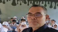 Kepsek SMP Negeri 4 Kotabaru Karawang Ahmad Fadloli M. Pd. Mengisi Kekosongan Saat Guru Pengajar Tidak Mengajar Dikelas