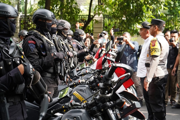 Kapolda Jabar Hadiri Apel Pergeseran Pasukan dan Patroli Gabungan Terpadu Galam Rangka Pengamanan Pemilu 2024 di Wilayah Provinsi Jawa Barat