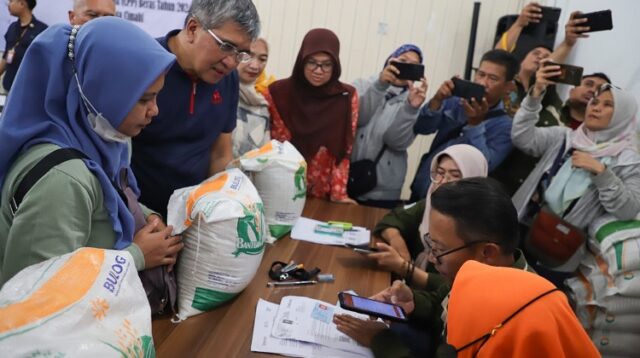 Dicky Serahkan Bantuan Pangan Beras CPP untuk 37.078 KPM di Kota Cimahi