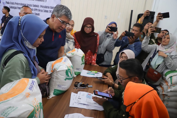 Dicky Serahkan Bantuan Pangan Beras CPP untuk 37.078 KPM di Kota Cimahi