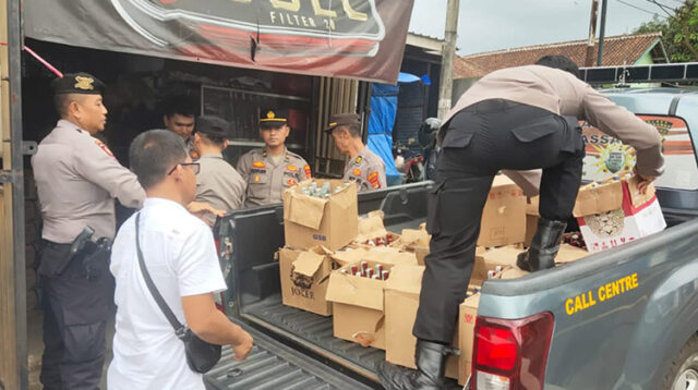 Polres Tanggamus Sita Ratusan Botol Miras Tanpa Izin