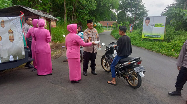 Polsek Gunungtanjung Polres Tasik Kota Bagikan Takjil Menjelang Berbuka Puasa, Bersama Bhayangkari