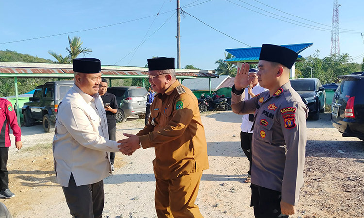 Kapolsek Marangkayu Dampingi Kunjungan Lapangan Bupati Kukar Ke Desa Samberra